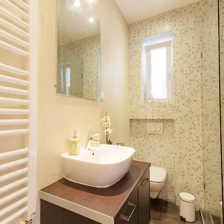 2 Bedroom Square Appartement